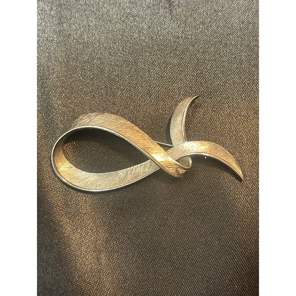 Vintage Trifari Crown Abstract Ribbon Brooch Brushed Silver Tone